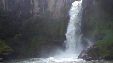 Rio Pita, Ekvador And Dağları 'ndaki şelalenin yavaş çekim videosu