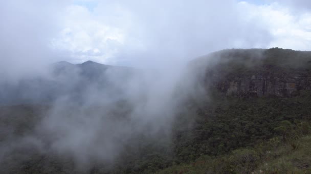 vidéo de nuages mouvants au-dessus des montagnes paysage