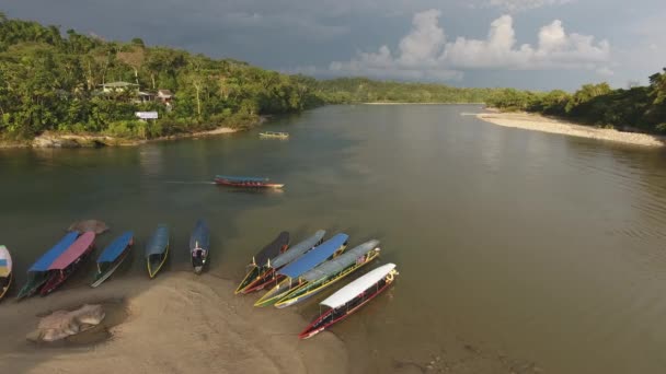 厄瓜多尔亚马逊河Misahualli村的乘客独木舟 Rio Misahualli水 — 图库视频影像