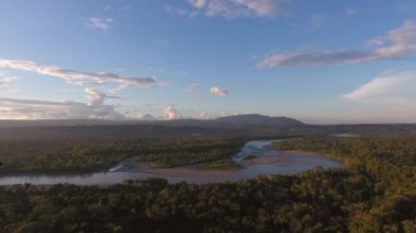 Doğa videosu, ağaçlarla, dağlarla, nehirlerle ve bulutlarla gökyüzü manzarası. 