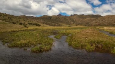 Dağların manzarasının hızlandırılmış videosu, gökyüzündeki bulutlar ve nehir akışı
