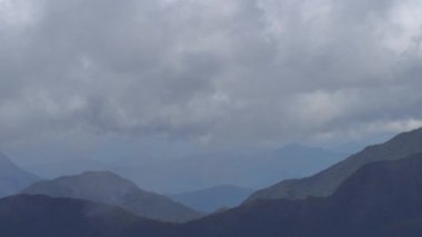 Dağların üzerinde hareket eden bulutların videosu