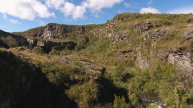 Ekvador And Dağları 'ndaki şelale videosu, hava manzarası 