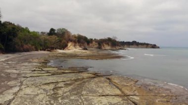 Video, Ecuador 'un Esmeraldas ilinde geliştirilmemiş plaj Playa Escondida' yı çekti. 