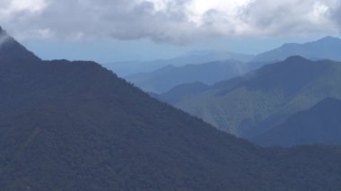 Dağların üzerinde hareket eden bulutların videosu