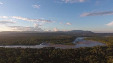 Doğa videosu, ağaçlarla, dağlarla, nehirlerle ve bulutlarla gökyüzü manzarası. 