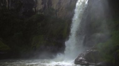 Rio Pita, Ekvador And Dağları 'ndaki şelalenin yavaş çekim videosu