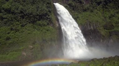 Rio Pita, Ekvador And Dağları 'nda şelale ve gökkuşağının yavaş çekim videosu