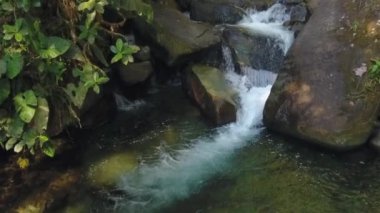 Nehir akışının yavaş çekim videosu, vahşi doğada su buharı. 