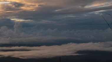 Gökyüzünde hareket eden bulutların hızlandırılmış videosu 