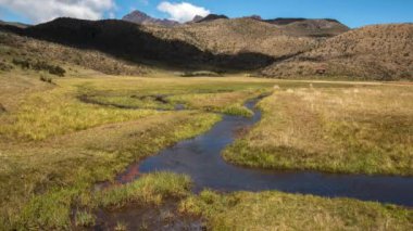 Dağların manzarasının hızlandırılmış videosu, gökyüzündeki bulutlar ve nehir akışı