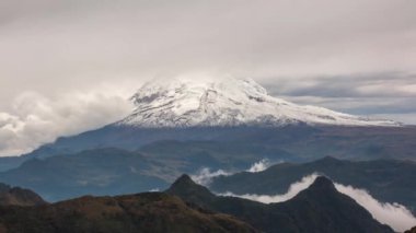 Dağların manzarasının hızlandırılmış videosu, gökyüzündeki bulutlar hızlı hareket ediyor.  