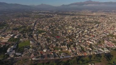 Sangolqui, Ekvador, şehir evleri ve yolların hava görüntüleri. 