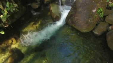 Nehir akışının yavaş çekim videosu, vahşi doğada su buharı. 
