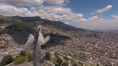 Video, Quito Bakiresi 'nin arkasında uçmak, Ekvador, şehir manzarası