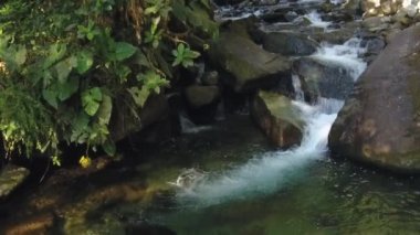 Nehir akışının yavaş çekim videosu, su buharı 