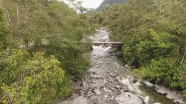 Kırsal arazinin, nehir akışının ve köprünün insansız hava aracı videosu 