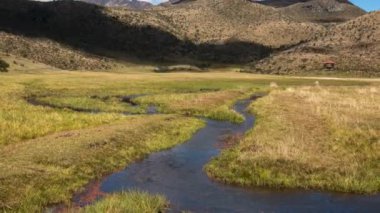 Dağların manzarasının hızlandırılmış videosu, gökyüzündeki bulutlar ve nehir akışı