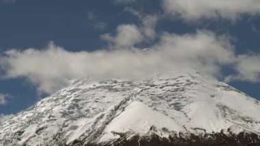 Antisana Volkanı, And Dağları ve Sis 'te yavaş çekim videosu 