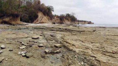 Video, Ecuador 'un Esmeraldas ilinde geliştirilmemiş plaj Playa Escondida' yı çekti. 