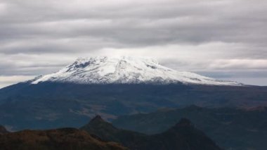 Dağların manzarasının hızlandırılmış videosu, gökyüzündeki bulutlar hızlı hareket ediyor.  