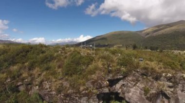 Yaz aylarında dağların manzarasının drone videosu