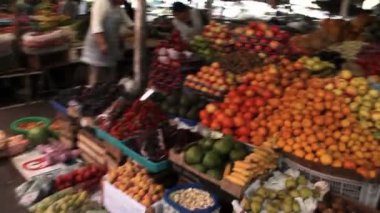 Meyve ve sebzeli sokak pazarının videosu 