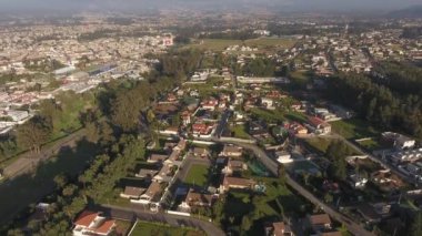 Sangolqui, Ekvador, şehir evleri ve yolların hava görüntüleri. 