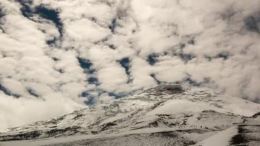 And Dağları ve bulutlarının hızlandırılmış videosu Quito, Ekvador