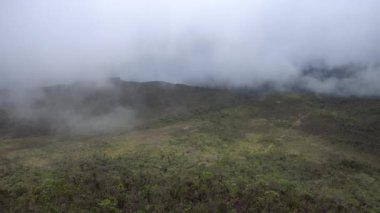 Dağların üzerinde hareket eden bulutların videosu