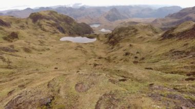 Gölet suyuyla dağların manzarasının havadan görüntüsü