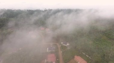 Şafakta sislerin drone videosu, küçük köy evleri 