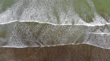 Kumlu sahilde dalgaların kırılma görüntüsü, yavaş çekim videosu 