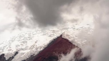 Karla kaplı dağların ve bulutların hızlandırılmış videosu. 