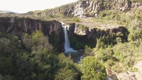Video Eines Wasserfalls Den Ecuadorianischen Anden Luftaufnahme — Stockvideo
