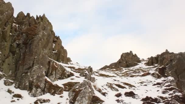 Vidéo Paysage Enneigé Avec Des Rochers Falaise — Video