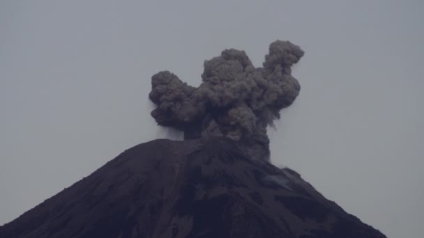 Câmera Lenta Vídeo Erupção Vulcânica Montanha — Vídeo de Stock