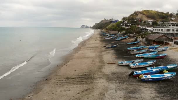 Olas Del Océano Rompiendo Playa Arena Vídeo Cámara Lenta Barcos — Vídeo de stock