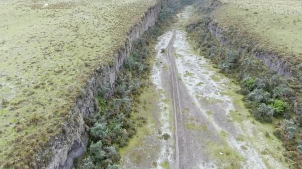 Vídeo Volador Sobre Paisaje Veraniego Barranco Laderas Del Volcán Cotopaxi — Vídeos de Stock