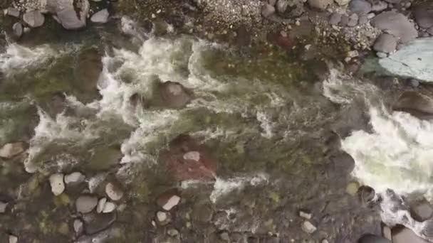 ralenti vidéo de l'écoulement de l'eau de rivière 