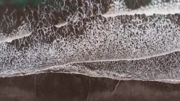 vue aérienne des vagues se brisant sur la plage de sable, vidéo au ralenti 