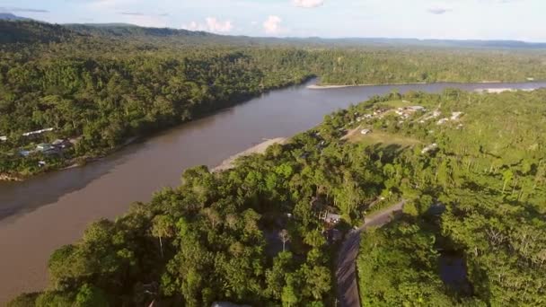 Doğa Videosu Ağaçlarla Dağlarla Nehirlerle Bulutlarla Gökyüzü Manzarası — Stok video