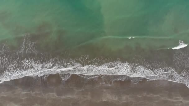 vue aérienne des vagues se brisant sur la plage de sable, vidéo au ralenti 