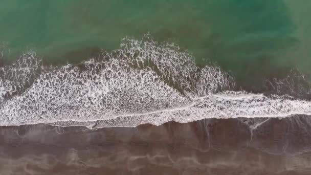 vue aérienne des vagues se brisant sur la plage de sable, vidéo au ralenti 