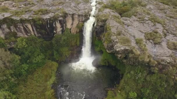 vidéo ralenti de la cascade à Rio Pita, Andes équatoriennes