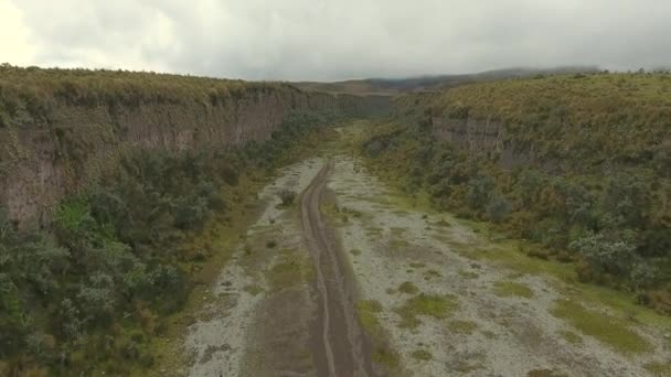 Flyger Video Över Sommarlandskapet Ravin Sluttningarna Cotopaxi Vulkanen Ecuador Issmältvatten — Stockvideo