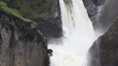 Güçlü şelale videosu, yavaş çekim  