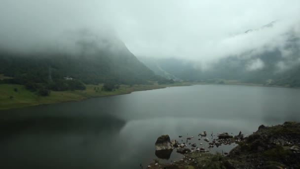 Відео Природі Пейзаж Горами Озерною Водою Тумані — стокове відео