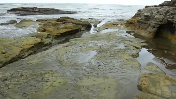 Прибережне Відео Скелястий Скелястий Пляж Морські Хвилі — стокове відео