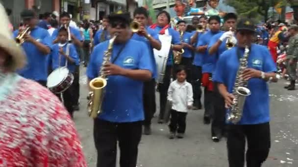 Video Desfile Calle Ciudad Gente Bailando Carretera Vistiendo Trajes Tradicionales — Vídeos de Stock